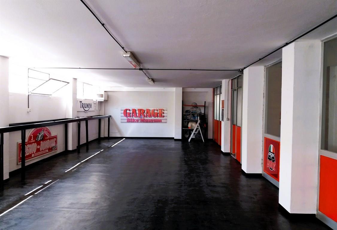 MAGAZZINO-GARAGE con due posti auto di proprietà.