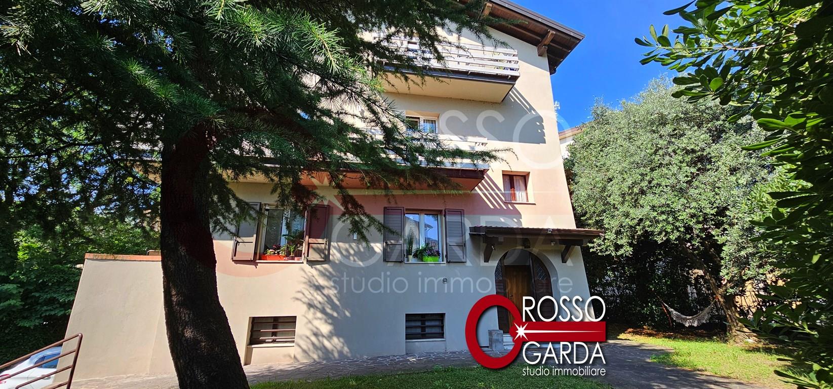 Appartamento di 180 mq su due livelli con 4 camere da letto e due bagni in affitto Desenzano del Garda