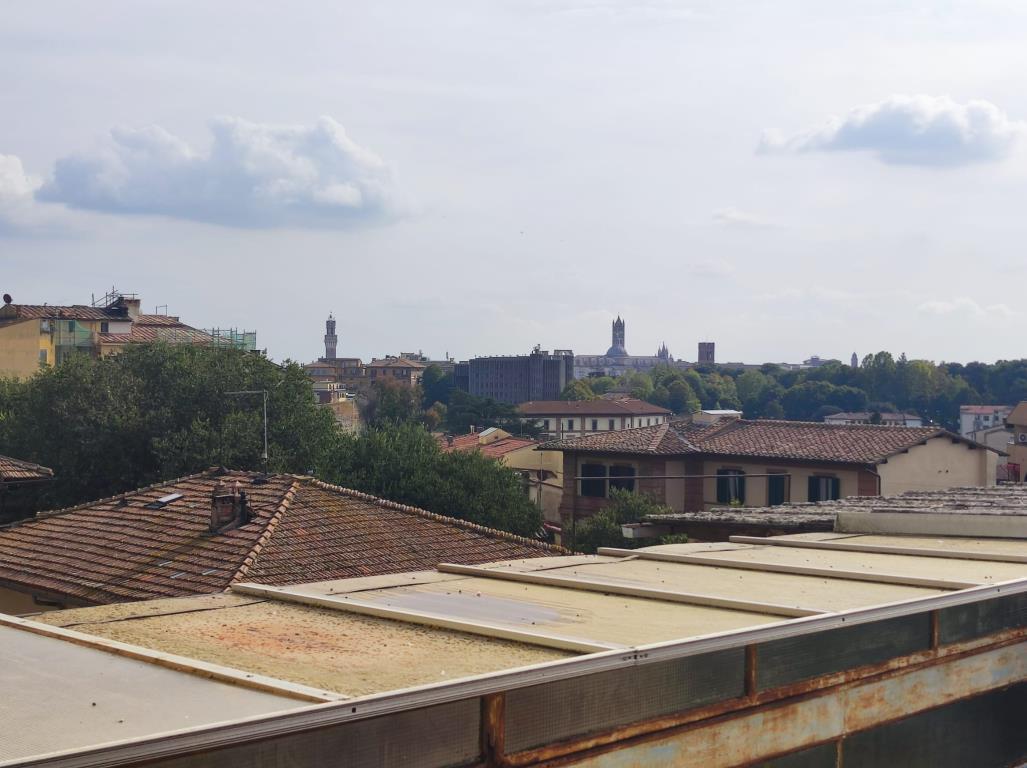 SIENA CENTRO: ZONA ANTIPORTO. Appartamento con lastrico solare