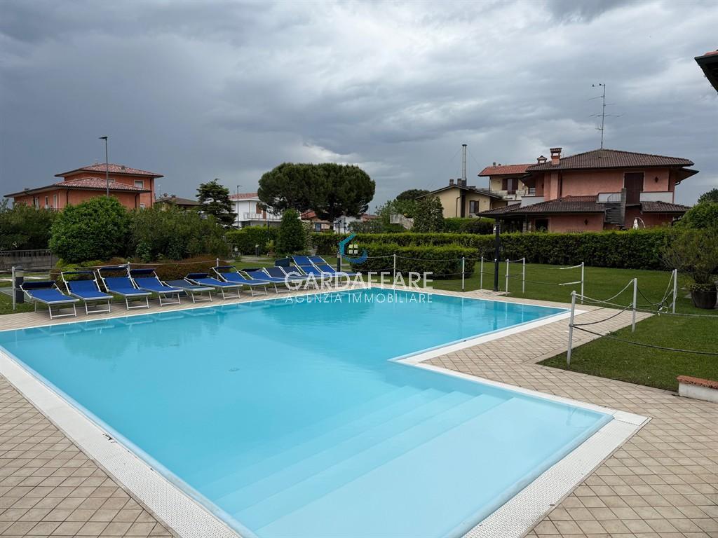 Trilocale piano terra in residence con piscina !