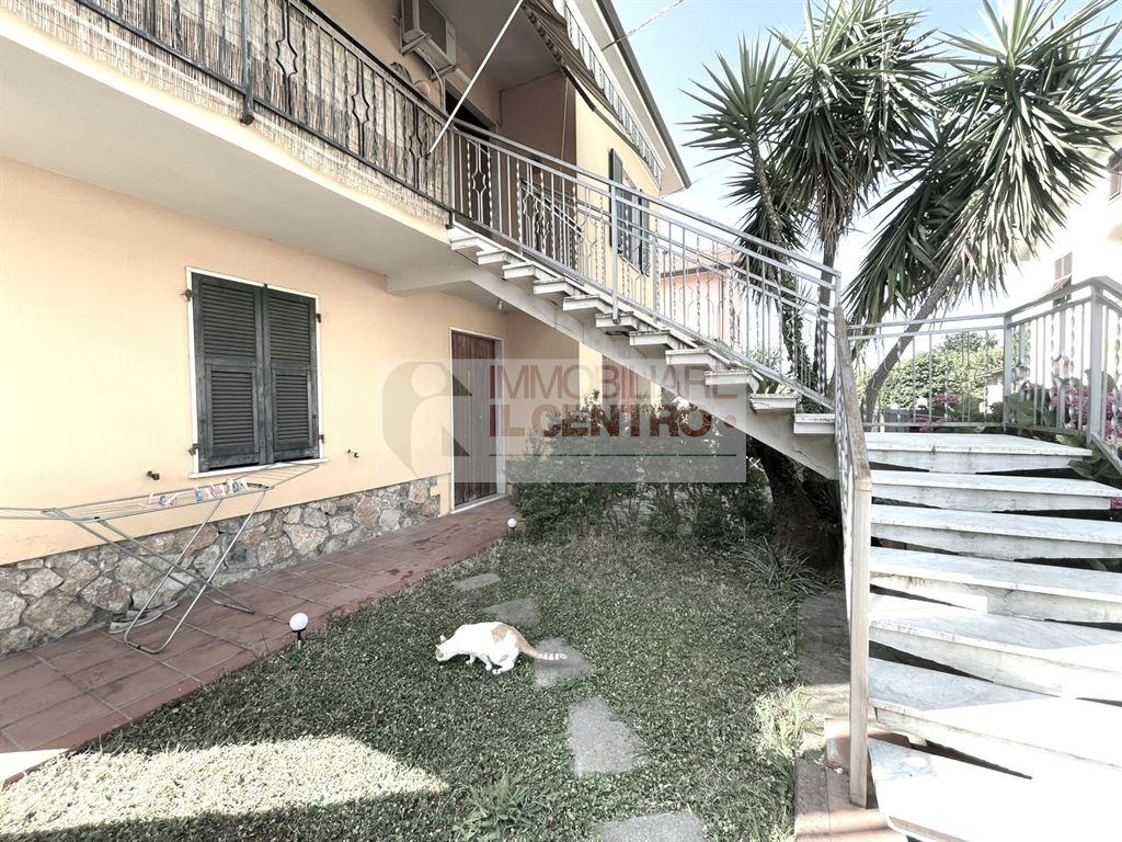 Casa indipendente con giardino.