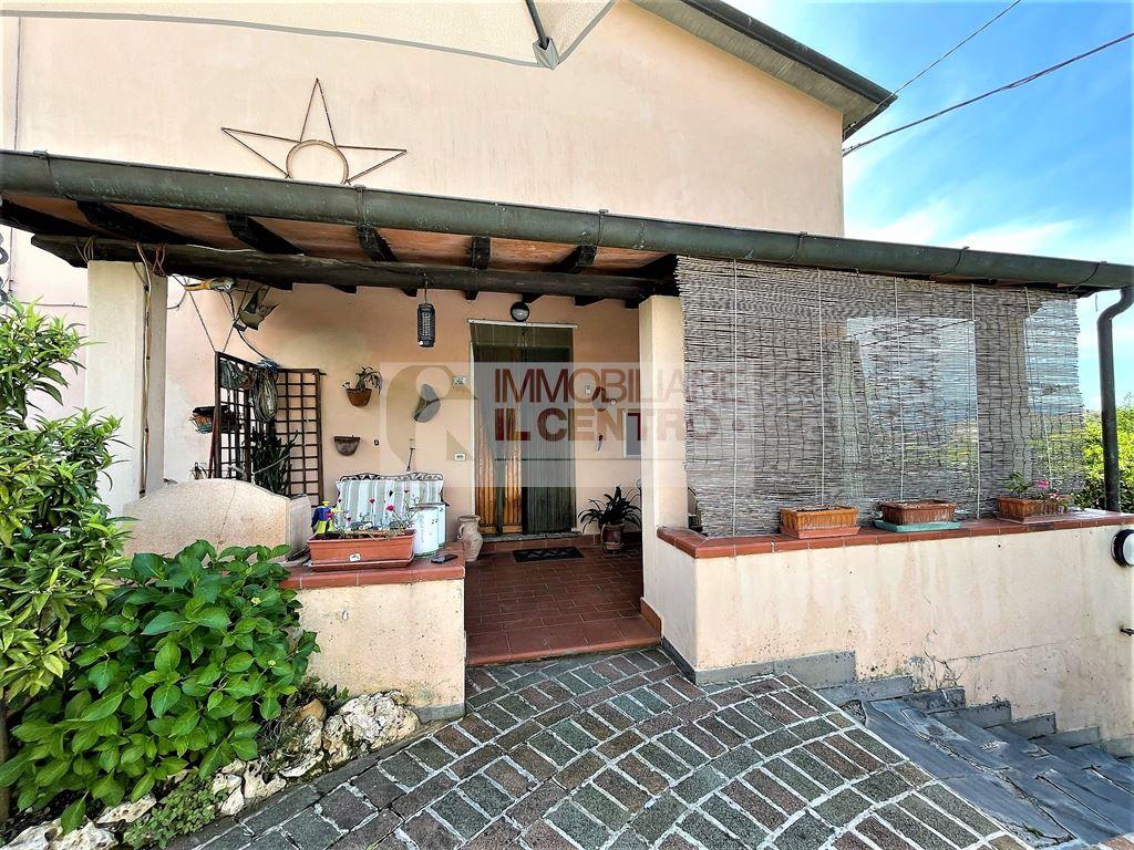 Semindipendente con corte e cantina.