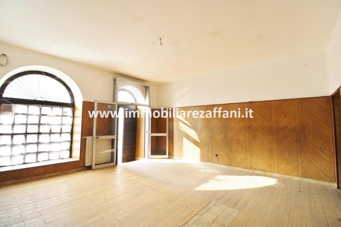 Negozio di due locali libero subito