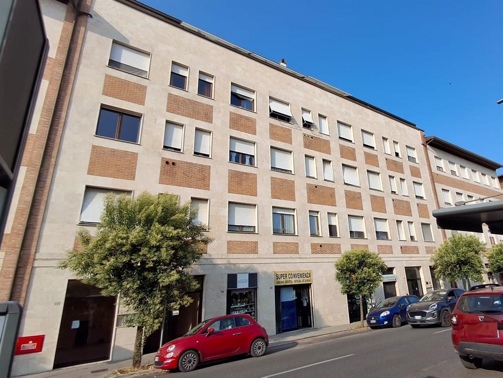 SIENA, SEMICENTRALE:  VIALE CAVOUR. Ufficio con posto auto scoperto