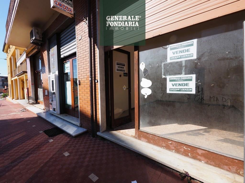 Fondo commerciale in vendita – Ceparana centro.