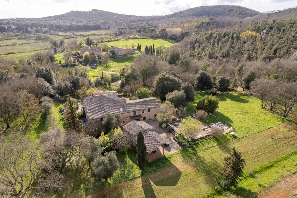 MONTAGNOLA SENESE (COMUNE DI SOVICILLE) Prestigiosa villa con 44 ha di terreno