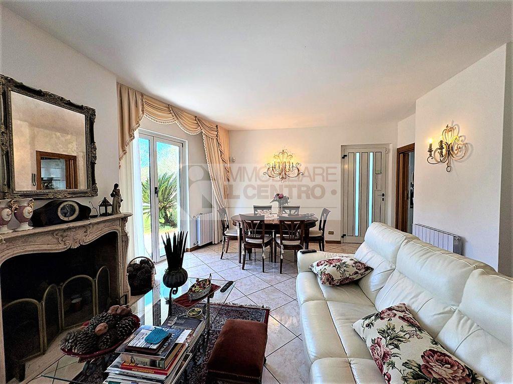 Semindipendente con giardino e box auto.