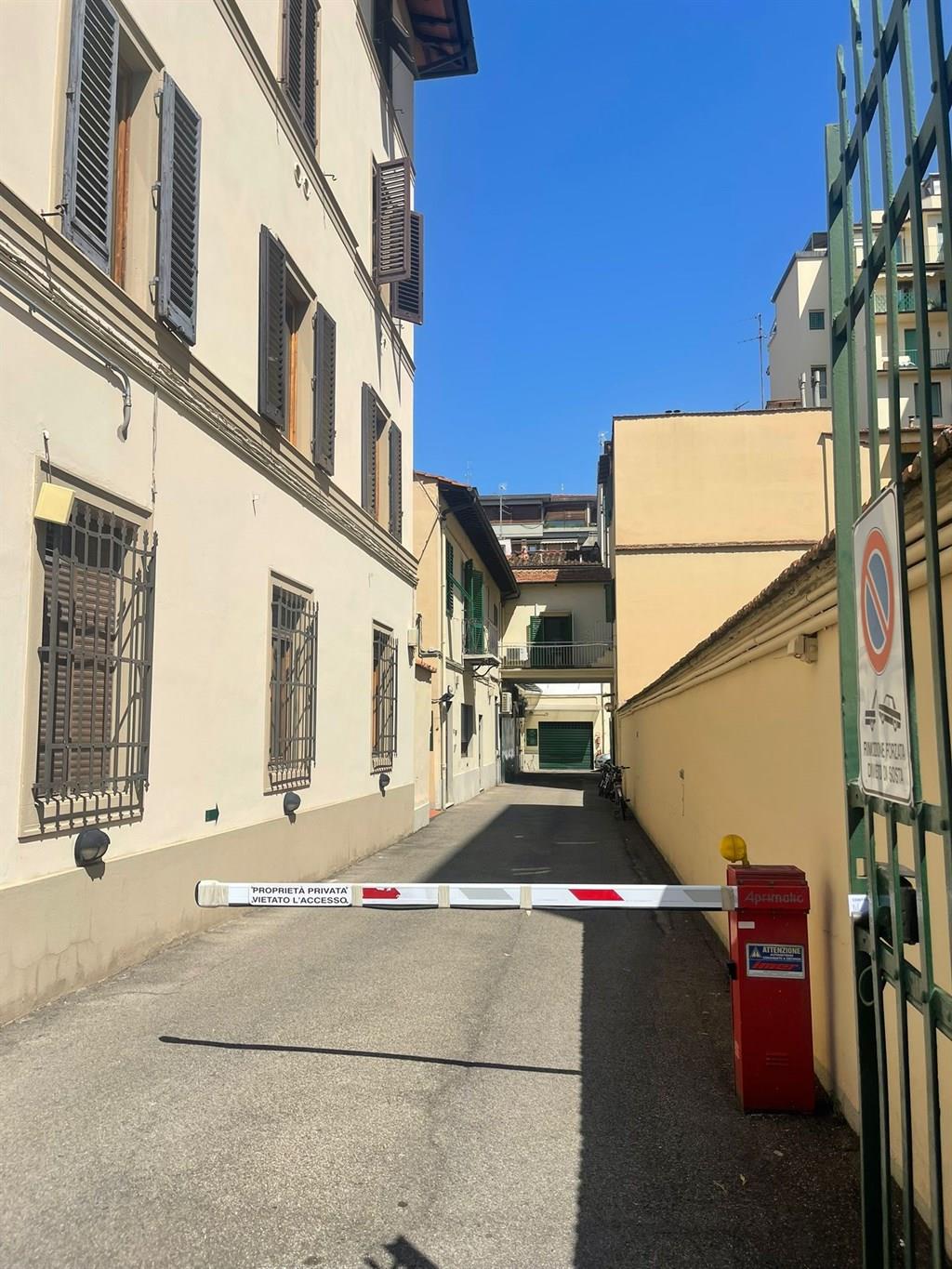 VENDESI AMPIO APPARTAMENTO ZONA LIBERTA'