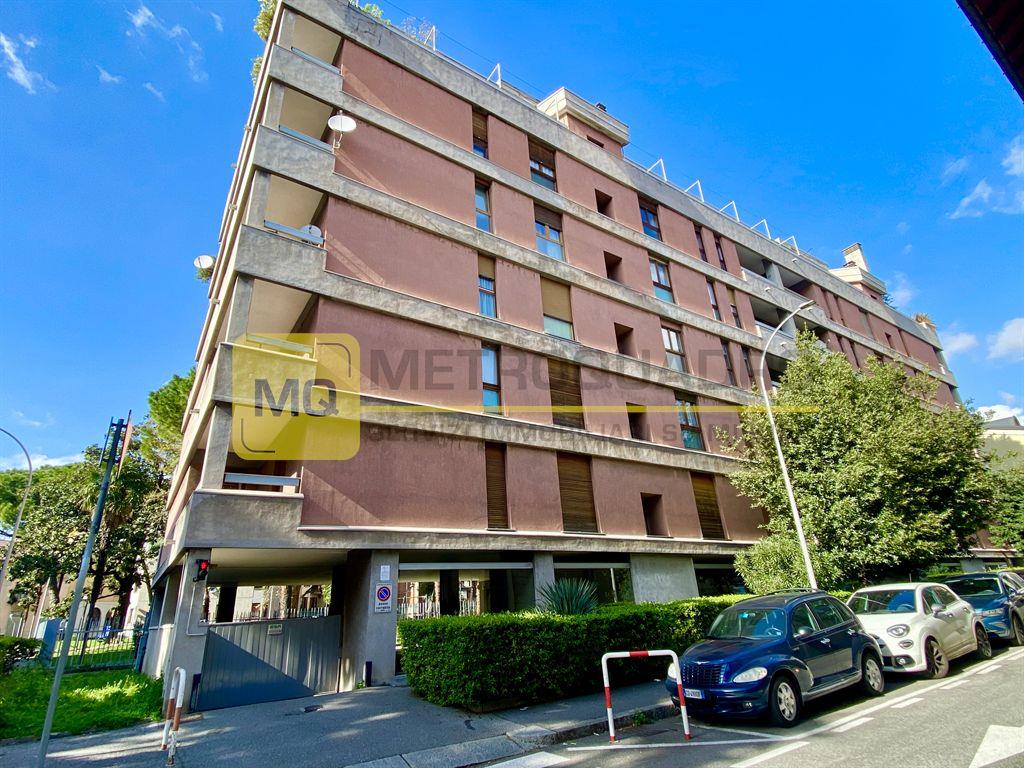 Lecco, zona Centro, signorile appartamento con terrazzo in vendita