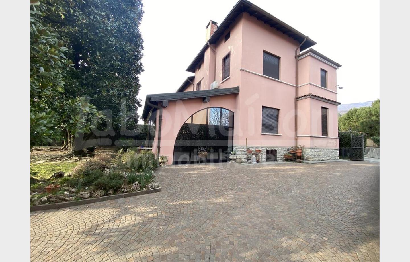 Villa in Vendita Gavirate