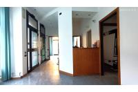 Immobile commerciale con vetrine fronte strada ed ingresso indipendente