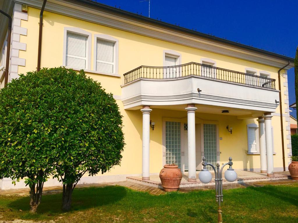 Villa stile liberty Via Pezzi Alfonsine