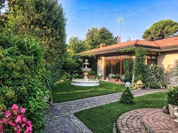 Villa singola con magnifico giardino a Padenghe sul Garda