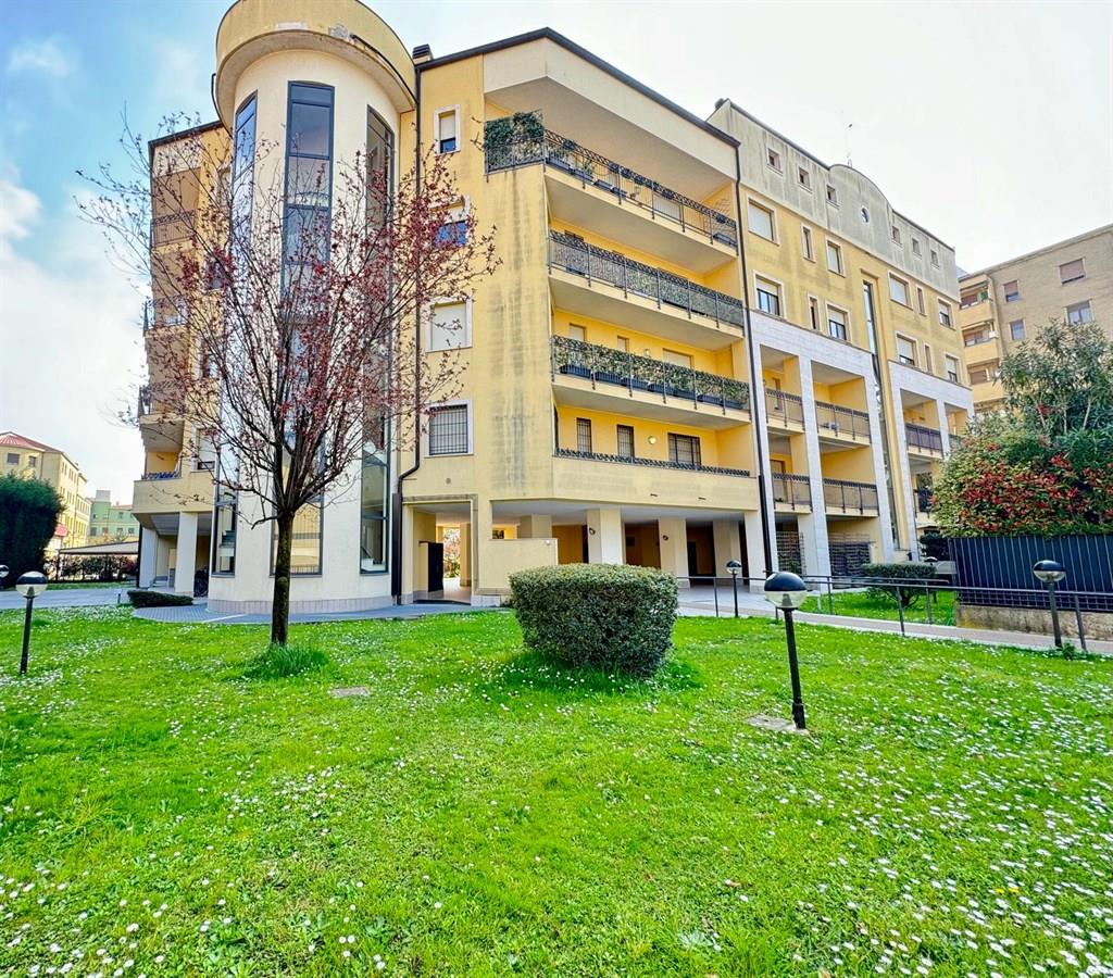 Monza centro - VENDESI appartamento tre locali con terrazzo e box