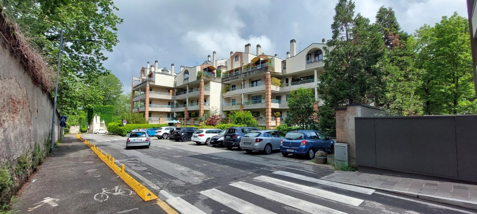 VILLASANTA CENTRO - Fronte Parco - Appartamento su due livelli con giardino