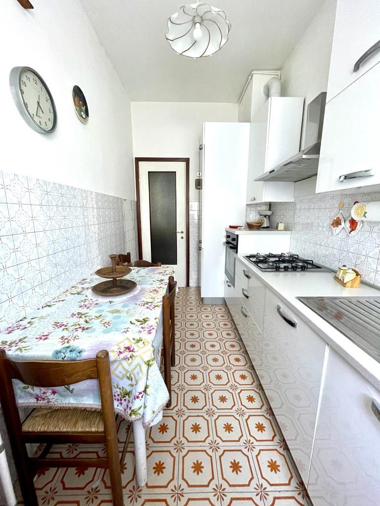 gll70 - grande bilocale arredato con cucina abitabile, balconi e posto auto